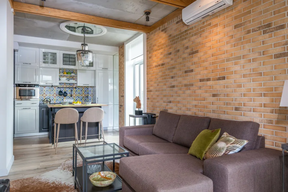 Kỹ thuật viên đang lắp đặt cho khách